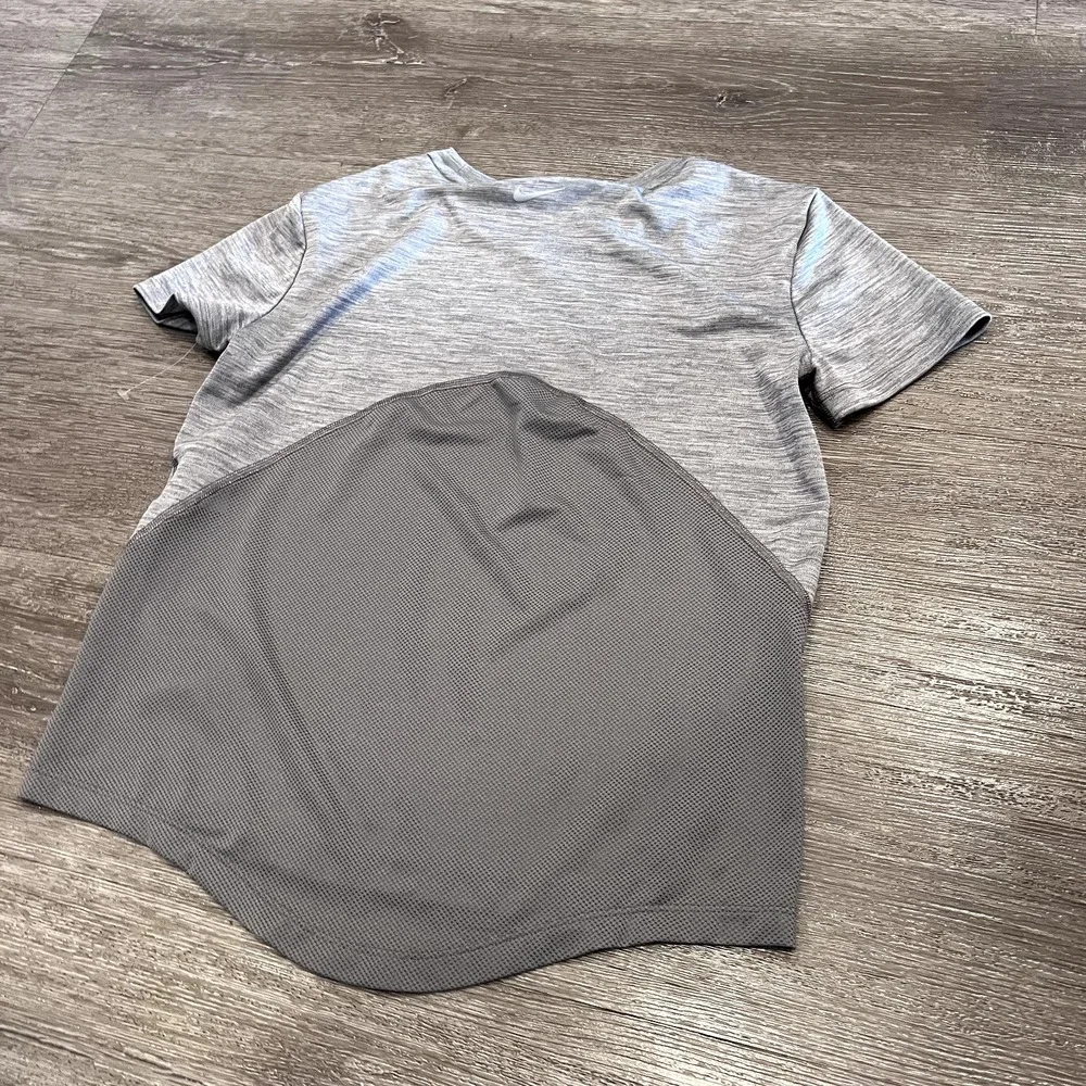 Nike Running Shirt Womens XS Gray Dri-FIT Mesh Performance Activewear Sporty Gym